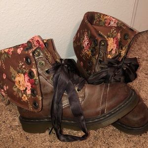 Doc Martens floral triumph boots